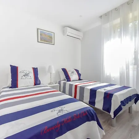 Charming 2-room In The Center Apartment *